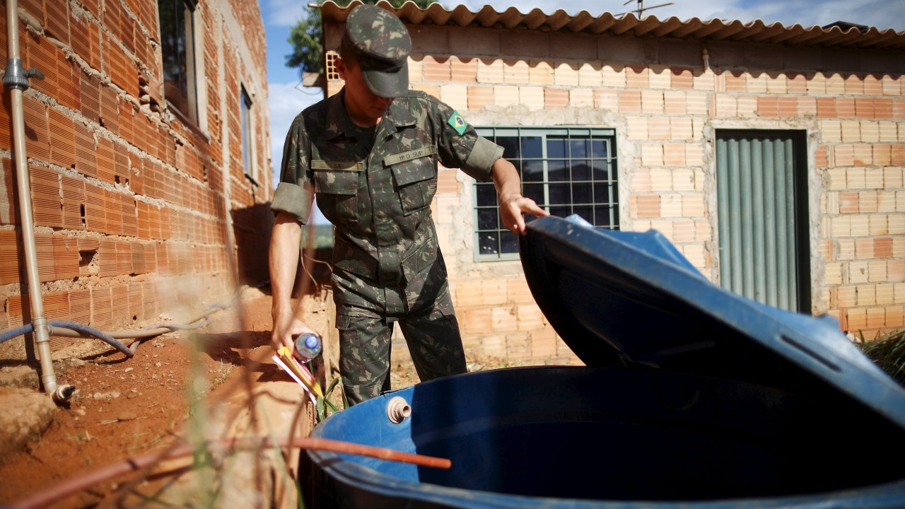 Militares do Exército fazem mutirão durante campanha nacional contra a Dengue e o Zika Vírus, na região de São Sebastião em Brasília, DF