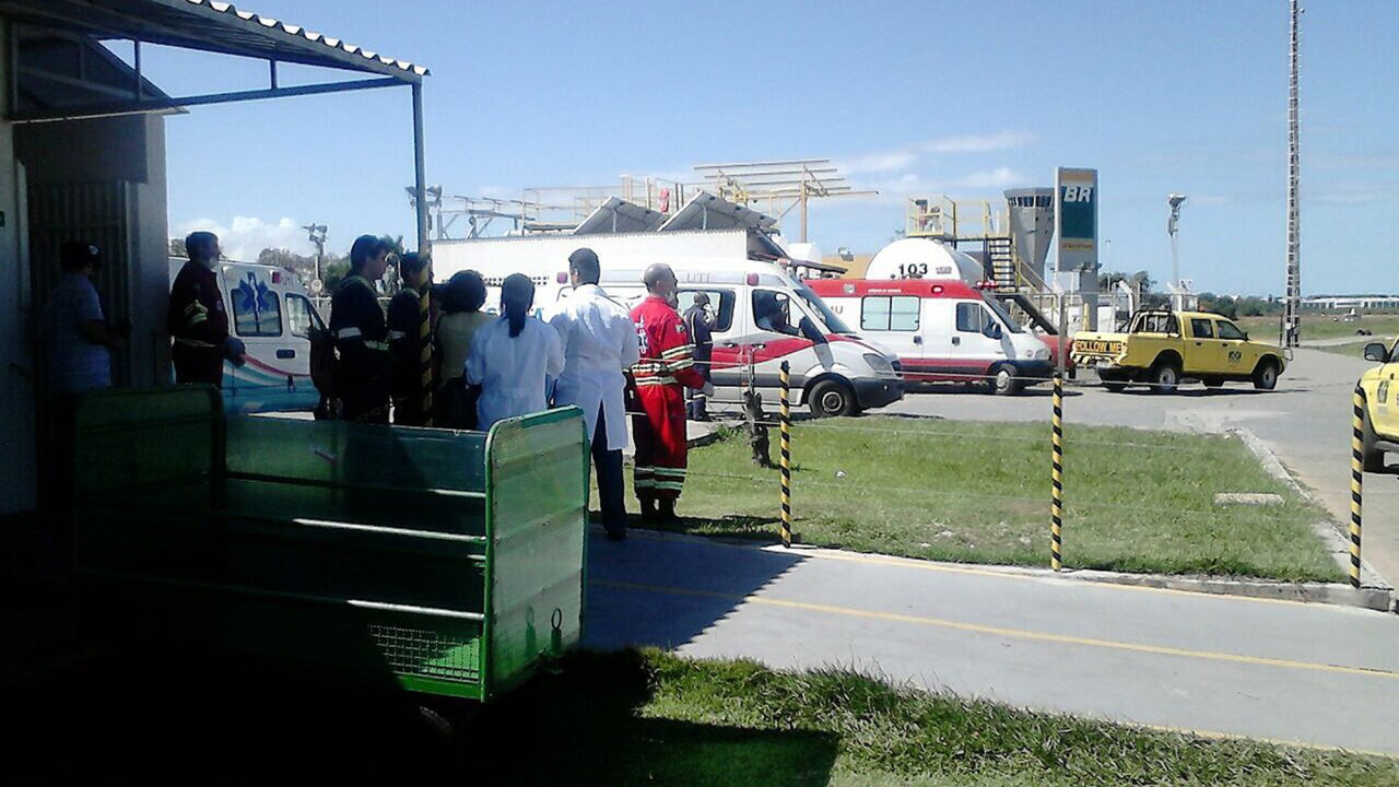 Ambulâncias do Samu estacionadas no aeroporto de Vitória (ES) para resgatar os feridos da explosão no navio-plataforma da Petrobras