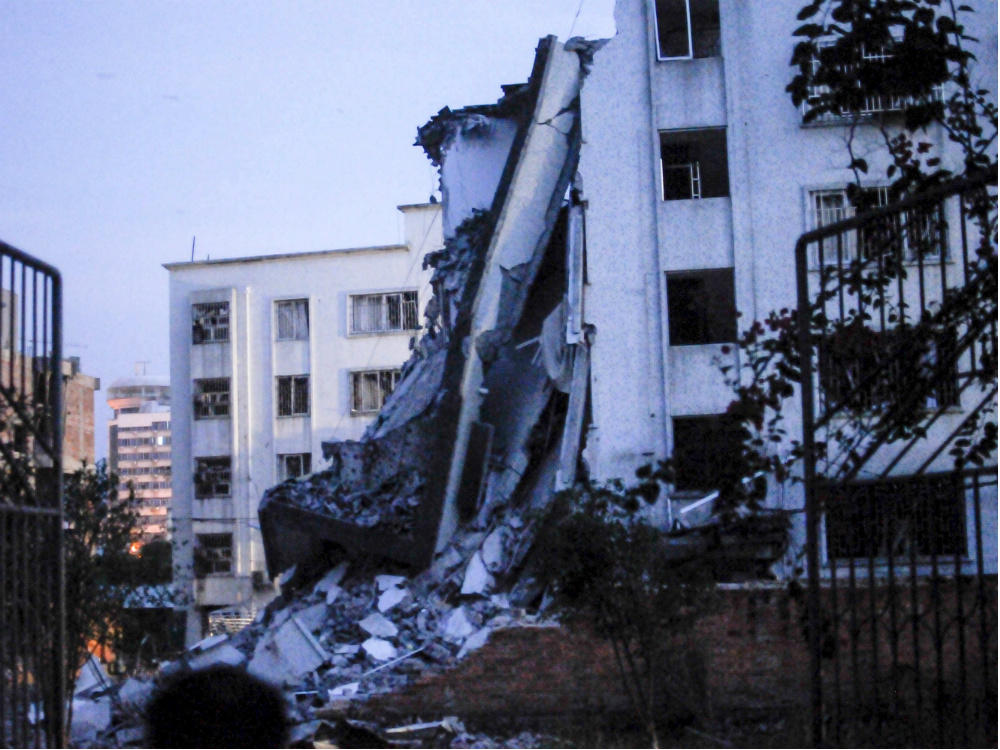 Prédio danificado pelas explosões em Liuzhou, na China