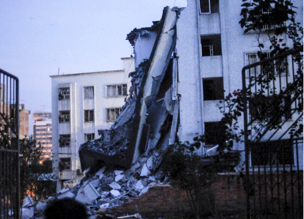 Prédio danificado pelas explosões em Liuzhou, na China