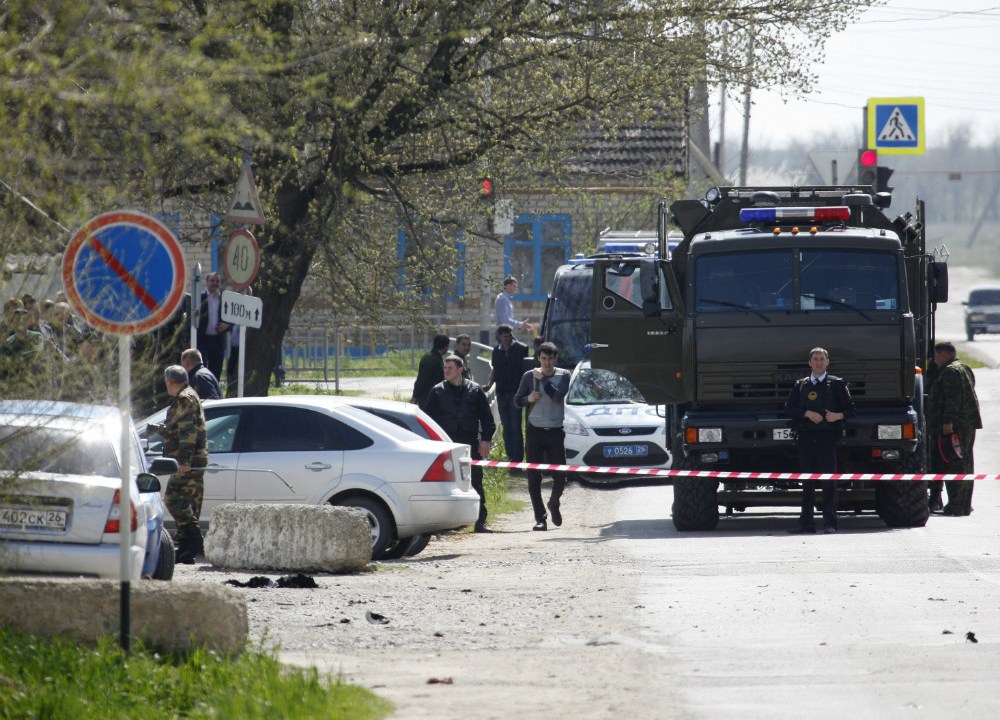 Policiais no local onde três terroristas se explodiram, em Novoselskoye, na Rússia