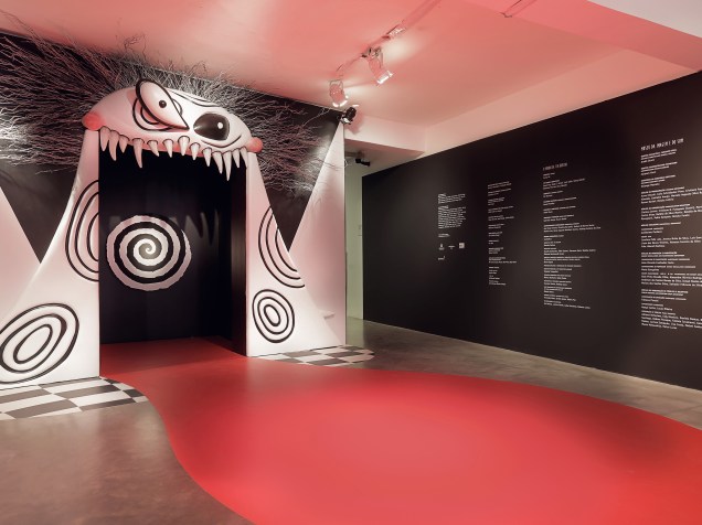 Monstro de projeto dos anos 1980, não lançado pelo cineasta, serve como porta na entrada da exposição O Mundo de Tim Burton no MIS, em São Paulo