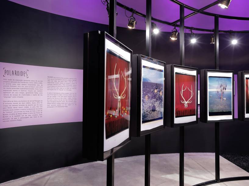 Polaroides grande são parte da seção Felicidade na exposição O Mundo de Tim Burton, no MIS, em São Paulo