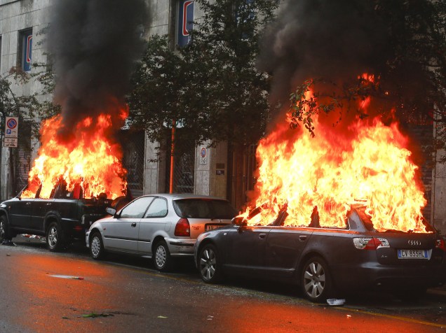 Em Milão, carros são queimados em manifestação contra a Exposição Universal que foi inaugurada na cidade italiana