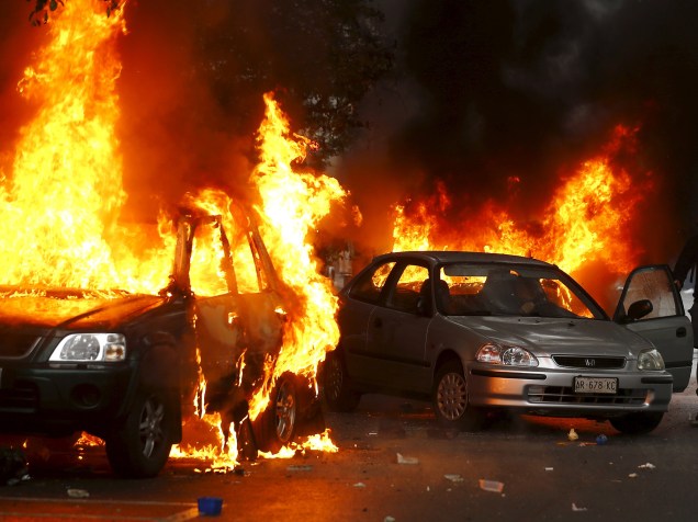 Manifestantes incendiaram vários carros e latas de lixo em Milão