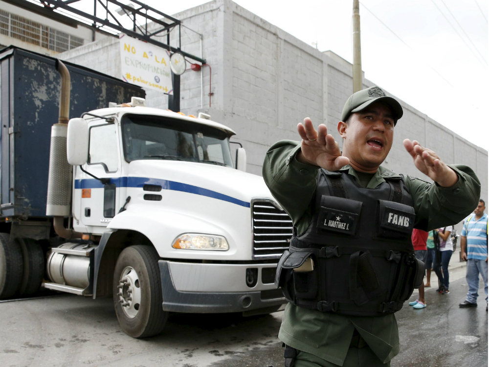 Soldado da Guarda Nacional Bolivariana em um dos armazéns expropriados