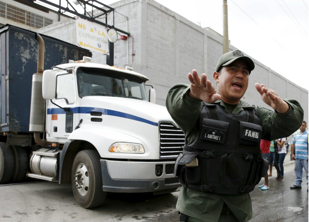 Soldado da Guarda Nacional Bolivariana em um dos armazéns expropriados
