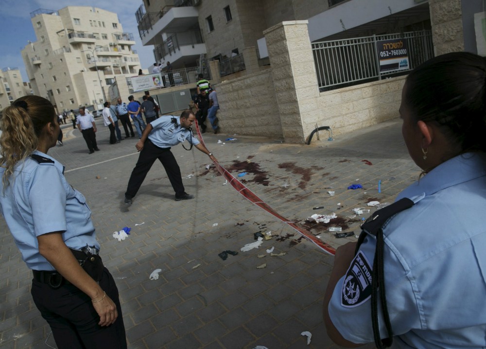 Policiais vistoriam o local onde aconteceu mais um ataque com faca na Cisjordânia