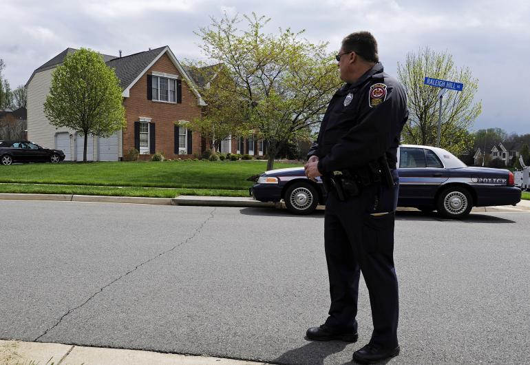Policial patrulha uma rua em Falls Church, nos EUA
