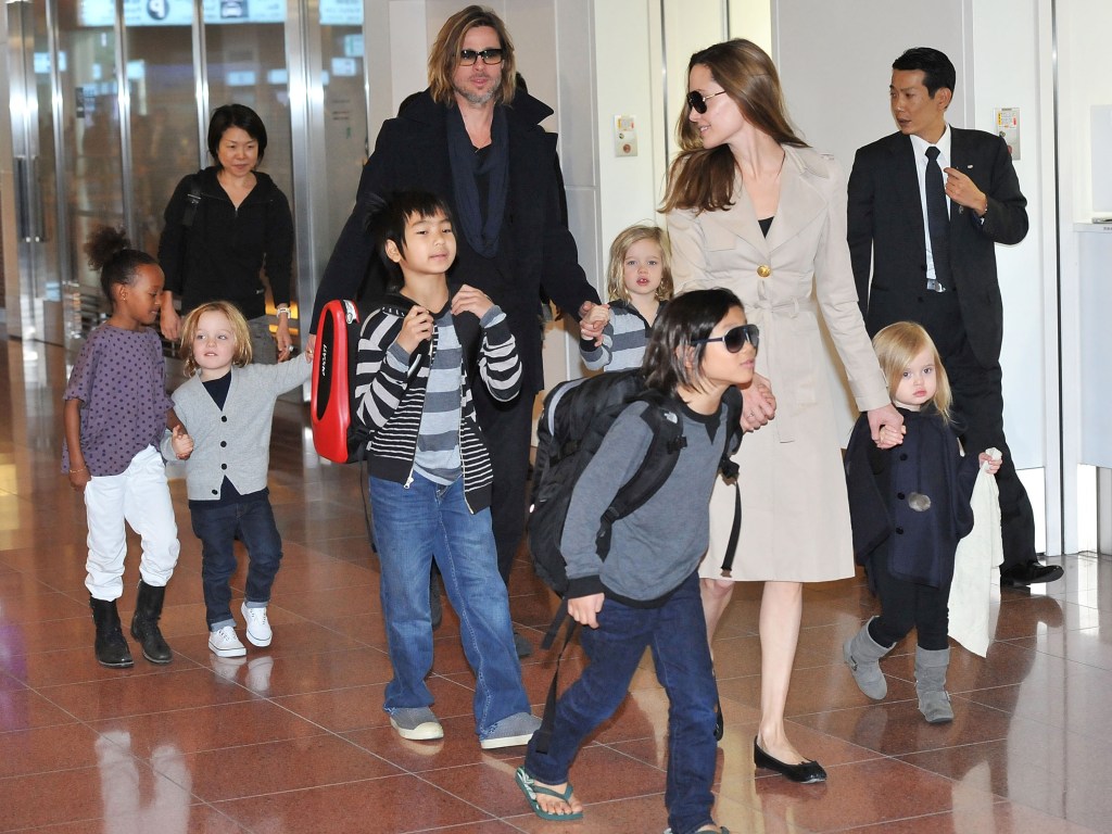 Brad Pitt e Angelina Jolie junto a seus seis filhos, Maddox, Pax, Zahara, Shiloh, Knox e Vivienne