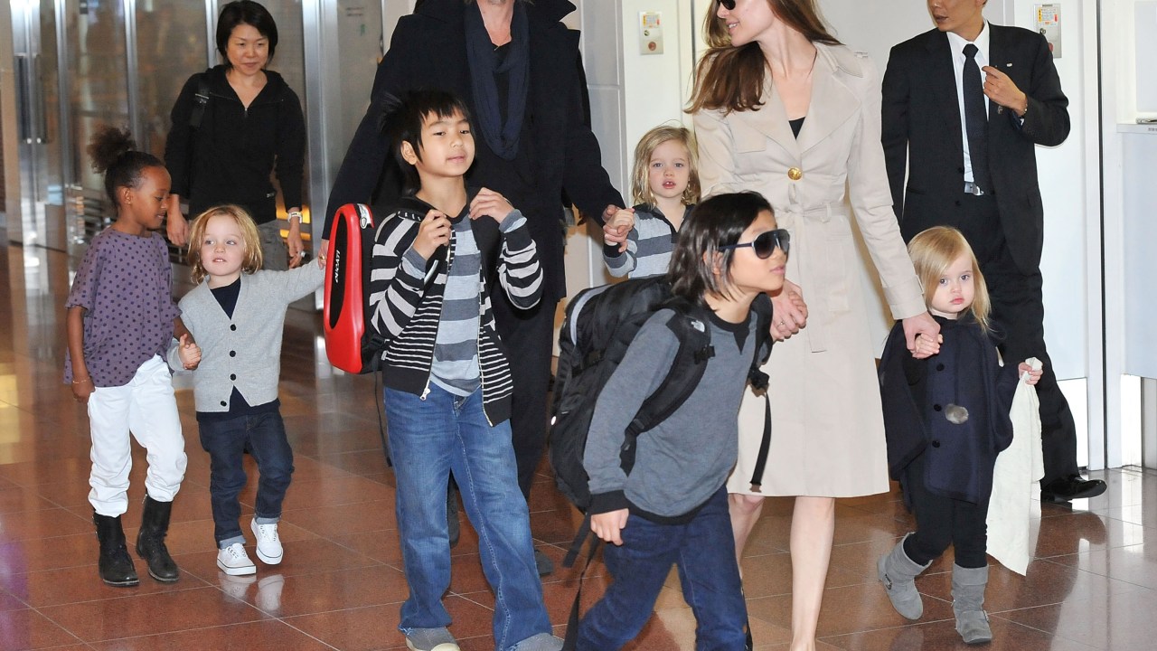 Brad Pitt e Angelina Jolie junto a seus seis filhos, Maddox, Pax, Zahara, Shiloh, Knox e Vivienne
