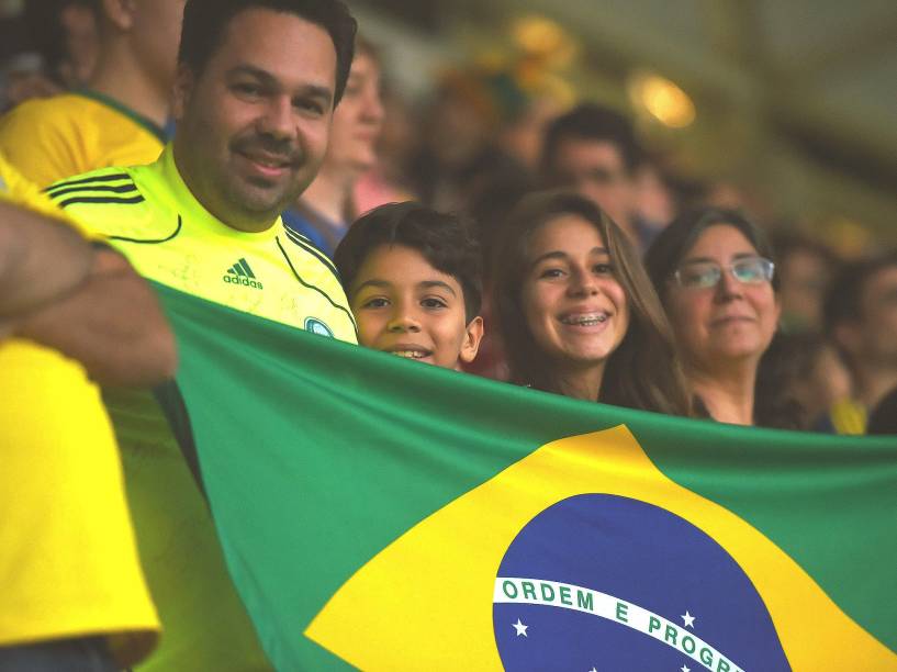 Familia é fotografada durante partida entre Brasil e México na Arena do Palmeiras