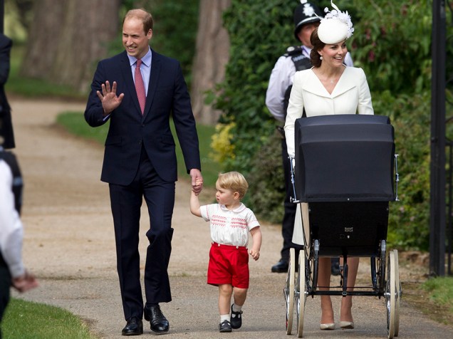 O príncipe William e a duquesa de Cambridge, Kate Middleton, apareceram pela primeira vez com seus dois filhos, o príncipe George e a princesa Charlotte