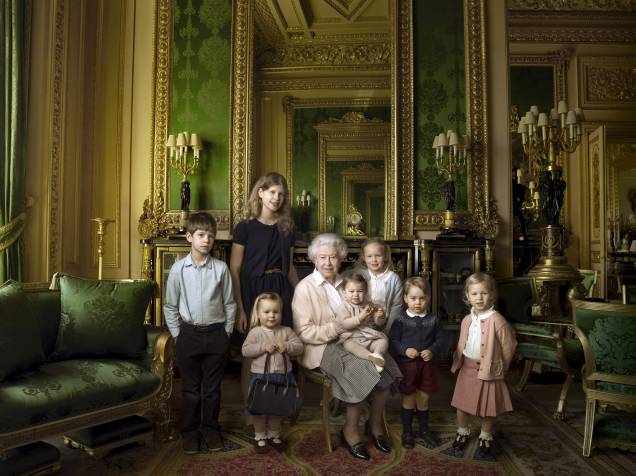 Elizabeth II posa para foto com os netos e bisnetos no castelo de Windsor