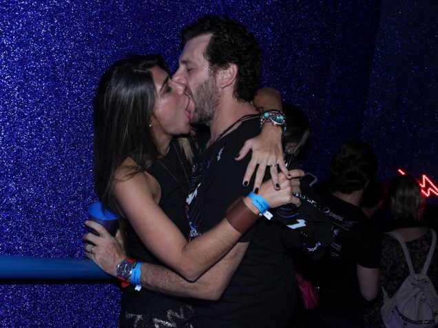 Roberto Birindelli beijando a namorada, Juliana Sarda, durante o Rock in Rio