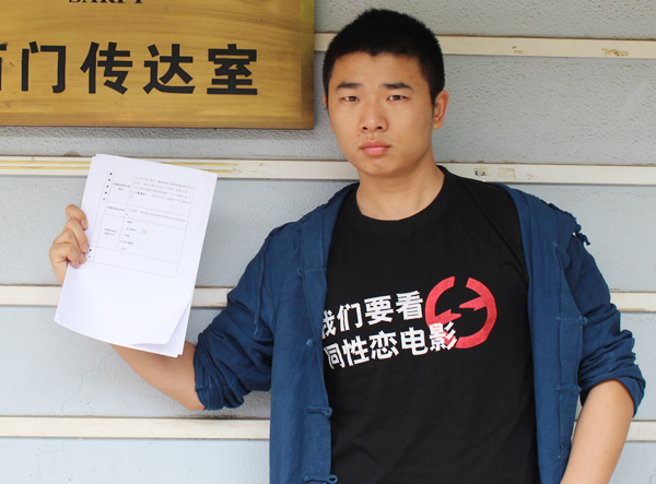O cineasta chinês Fan Popo comemora a vitória contra a censura
