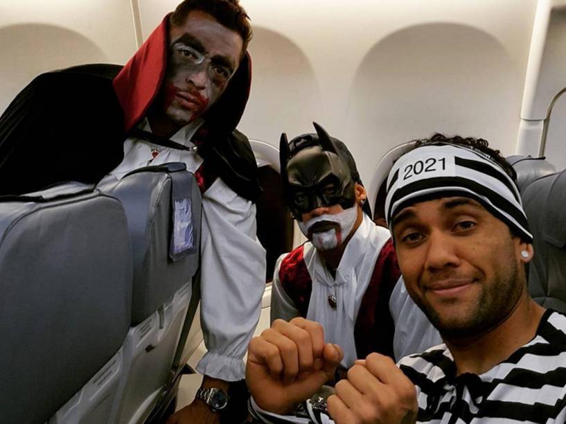 Adriano, Neymar e Daniel Alves continuaram fantasiados no avião que levou o time de volta a Barcelona