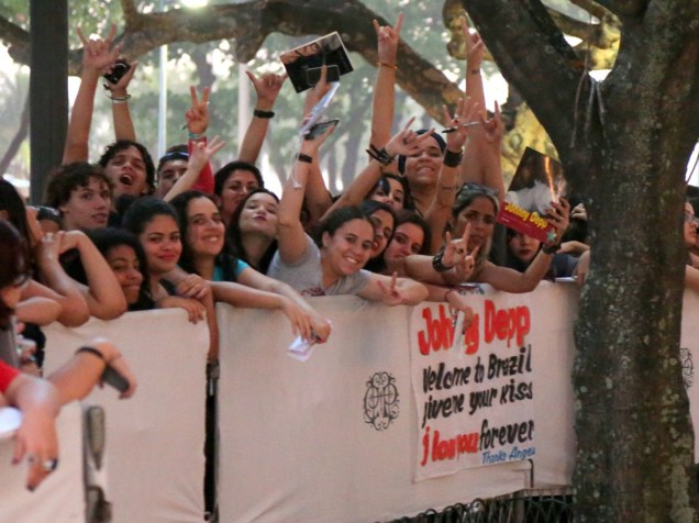 Fãs de Johnny Depp se reúnem em frente ao hotel em Copacabana no qual o ator está hospedado
