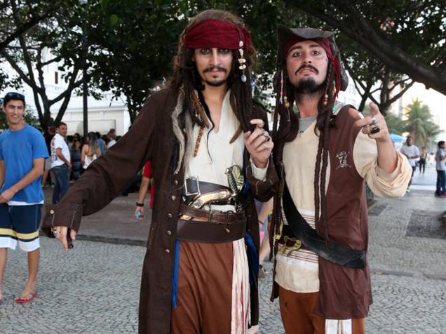 Fãs de Johnny Depp se reúnem em frente ao hotel em Copacabana no qual o ator está hospedado