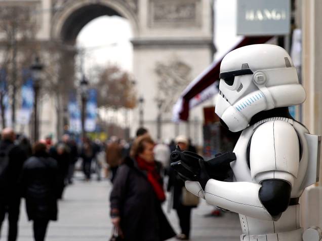 Fãs fantasiados para a estreia de Star Wars: O despertar da força no Grand Rex, nesta quarta, em Paris