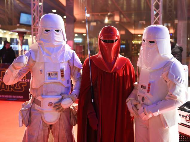 Fãs fantasiados para a estreia de Star Wars: O despertar da força , nesta quarta, em Berlim