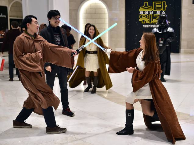 Fãs fantasiados para a estreia de Star Wars: O despertar da força , nesta quarta (16), em Seul, capital da Coreia do Sul