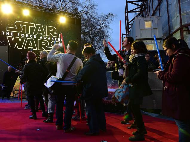 Fãs na pré-estreia de Star Wars: O despertar da força em Londres, nesta quarta (16)