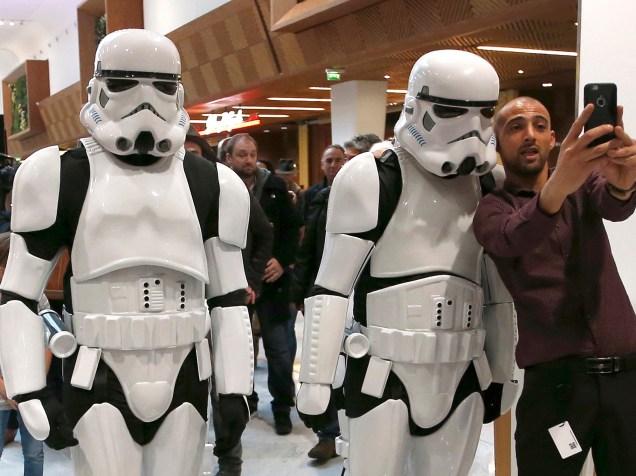 Stormtroopers posam para foto em pre-estreia de Star Wars: O despertar da força em Paris, nesta quarta (16)