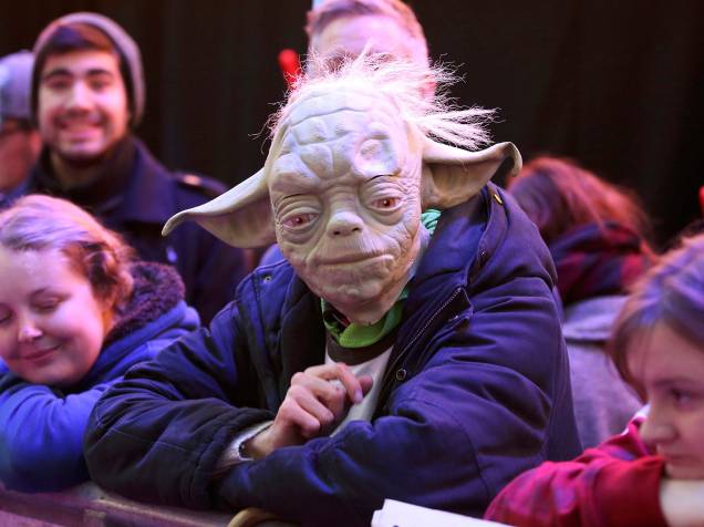 Fã fantasiado de Yoda para a estreia de Star Wars: O despertar da força , nesta quarta, em Berlim