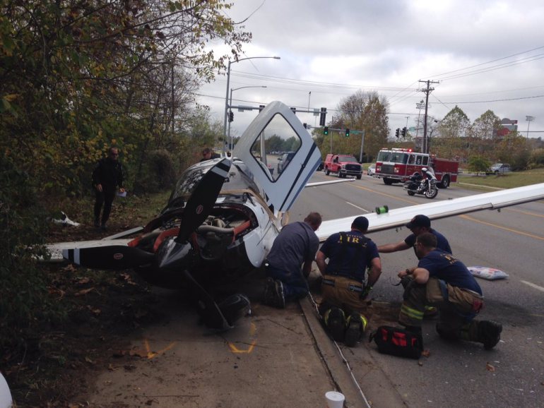 Avião pilotado por um ex-executivo da rede de supermercados Wal-Mart caiu em Fayettville, Arkansas