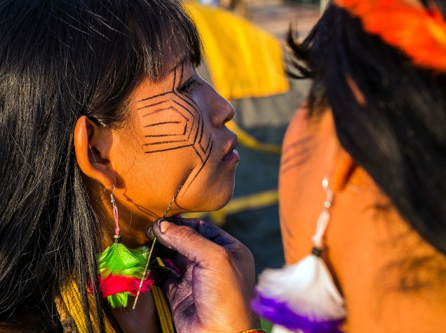 Índios participam de uma feira de artesanato durante os Jogos Mundiais dos Povos Indígenas, em Palmas, Tocantins