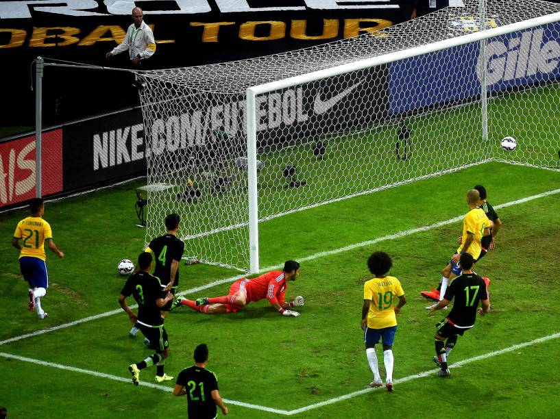 Philippe Coutinho faz gol durante jogo contra o México na Arena do Palmeiras