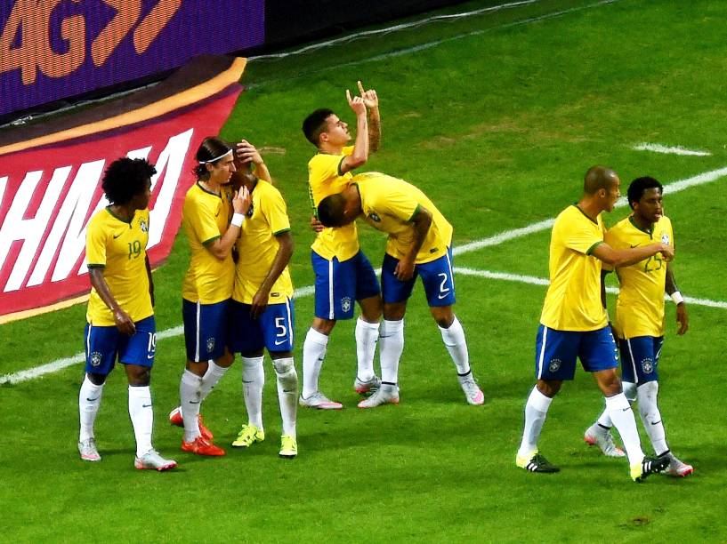 Jogadores comemoram o gol feito por Philippe Coutinho