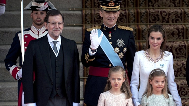 Ao lado do premiê Mariano Rajoy, a família real espanhola acena ao chegar ao Parlamento