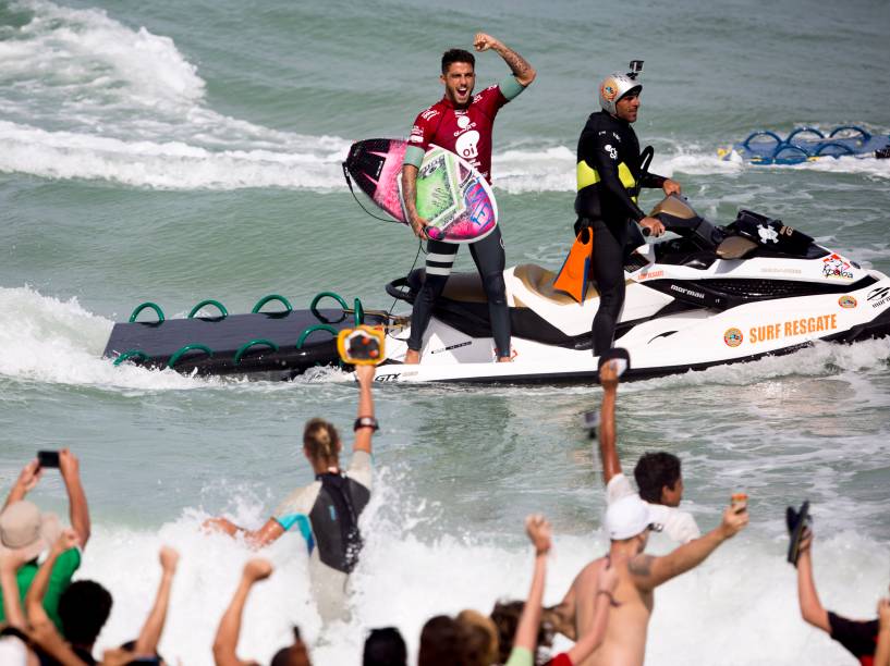 Filipe Toledo vence o australiano Bede Durbidge na final do Rio Pro 2015, etapa brasileira do Circuito Mundial de Surf