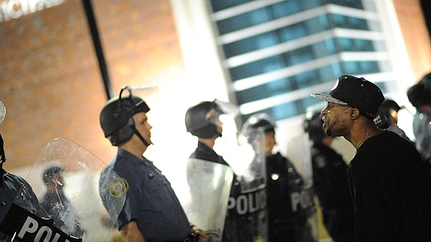 Antes do tiroteio, manifestantes protestavam em frente ao departamento de polícia de Ferguson