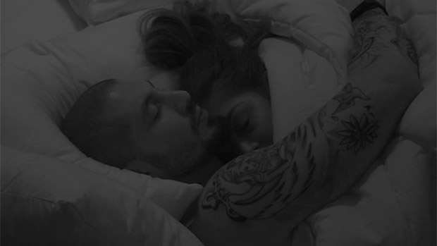 Fernando e Amanda dormem agarradinhos na primeira noite do BBB15