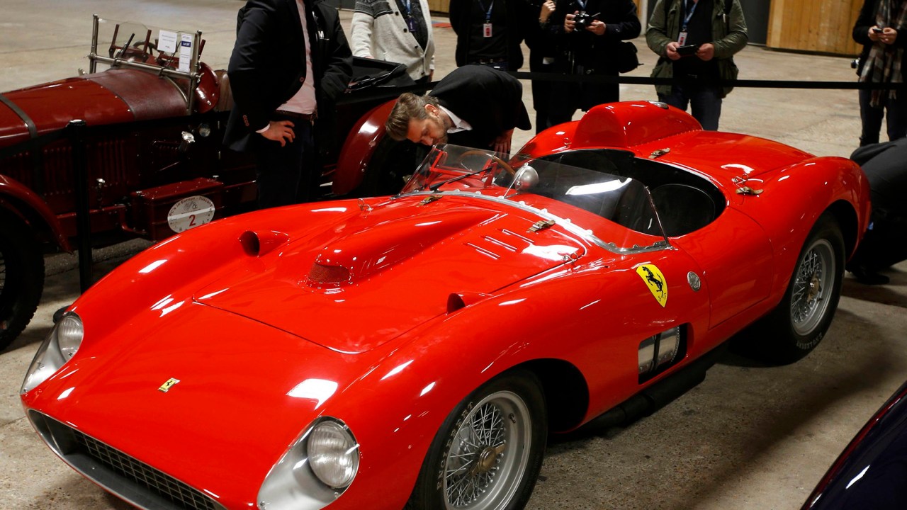 Visitantes observam Ferrari 335 Sport Scaglietti, vendida pelo preço recorde de 32 milhões de euros, na casa Artcurial, em Paris