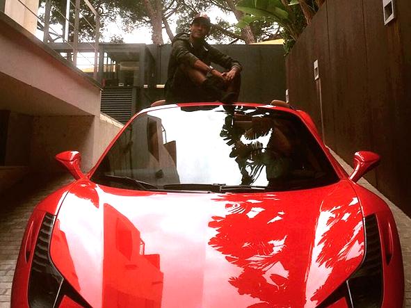 Neymar sentou em cima da Ferrari 458 Spider, seu mais novo carro