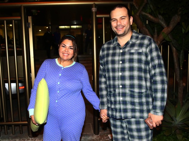 Fabiana Karla e o marido erraram a balada: foram prontos para uma festa do pijama