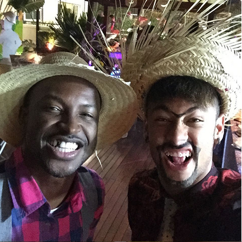 Com o cantor de pagode Thiaguinho, Neymar caprichou na caracterização de caipira