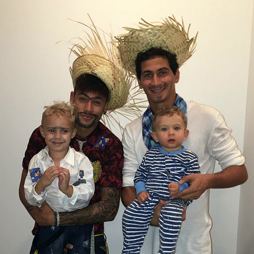 Neymar e Ganso posam para fotos com os respectivos filhos
