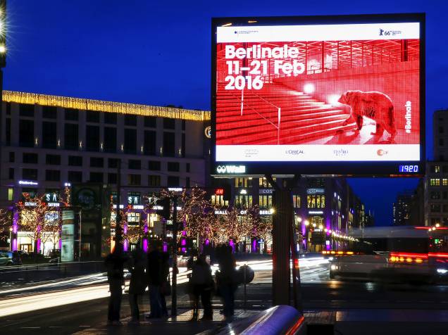 Anúncio do Festival de Cinema de Berlim, na Praça Postdamer Platz, na Alemanha. O festival se inicia nesta quinta (11), e termina no próximo dia 21