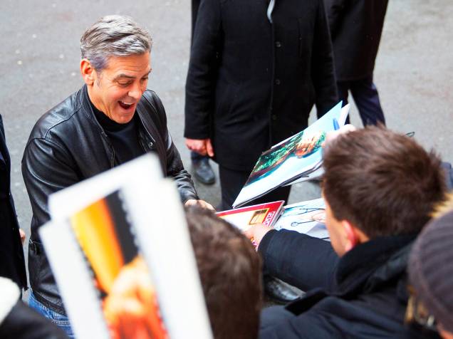Ator americano George Clooney, distribui autógrafos para os seus fãs, ao chegar à coletiva de imprensa do filme Ave, César!, que será exibido na abertura do Festival do Cinema de Berlim, na Alemanha, nesta quinta-feira (11)
