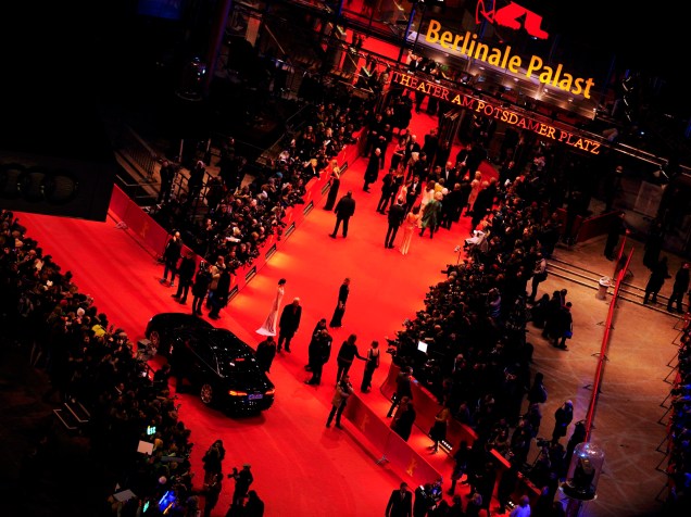 Vista geral dos convidados chegando ao tapete vermelho, para a exibição do filme Ave, César!, na abertura de gala do Festival Internacional de Berlim, nesta quinta (11)