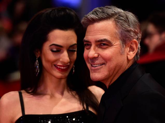 Ator americano George Clooney, e sua esposa Amal Alamuddin, posa para fotógrafos, na chegada ao tapete vermelho,para o filme Ave, César!, que será exibido na abertura do Festival de cinema de Berlim, na Alemanha, nesta quinta (11)