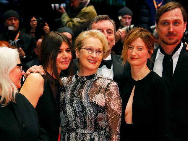 Atriz e presidente do jurí, Meryl Streep, chegando ao tapete vermelho, com os demais membros do jurí, para a exibiçāo do filme Ave, Cesar, na abertura de gala do Festival de cinema de Berlim, nesta quinta (11)