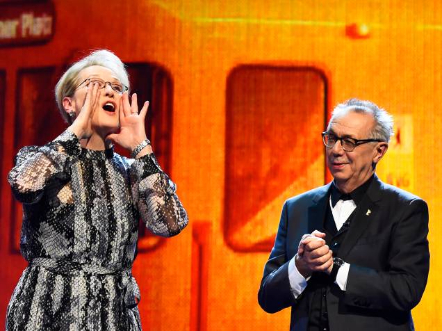 Atriz americana e presidente do júri, Meryl Streep, e o diretor do festival Dieter Kosslick, sobem ao palco, antes da exibiçāo do filme Ave, César!, na abertura do Festival de cinema de Berlim, na Alemanha, na noite desta quinta-feira (11)