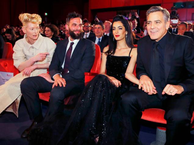 Ator americano George Clooney, e sua esposa Amal Alamuddin, ao lado dos atores Tilda Swinton e Sandro Kopp, tomam os seus lugares na abertura de gala do Festival Internacional de cinema de Berlim, na Alemanha, na noite desta quinta-feira (11)