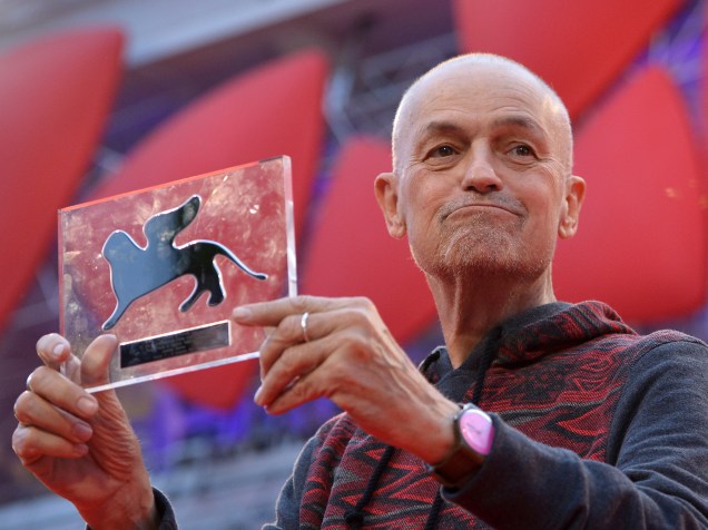 O diretor Jonathan Demme posa com seu prêmio por "talento visionário" durante o Festival de Veneza 2015
